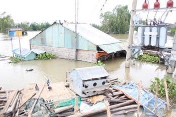 A house in Dong Thap Province lies submerged under floodwaters (Photo: SGGP) A house in Dong Thap Province lies submerged under floodwaters (Photo: SGGP)